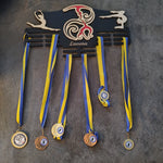 Lade das Bild in den Galerie-Viewer, Medaillen Aufhänger - Kinderzimmer - personalisiert - Laufen, Schwimmen, Fußball, Eishockey, Akrobatik
