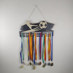 Lade das Bild in den Galerie-Viewer, Medaillen Aufhänger - Kinderzimmer - personalisiert - Laufen, Schwimmen, Fußball, Eishockey, Akrobatik
