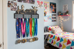 Lade das Bild in den Galerie-Viewer, Medaillen Aufhänger - Kinderzimmer - personalisiert - Laufen, Schwimmen, Fußball, Eishockey, Akrobatik
